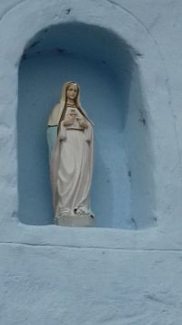 nika so soškou Panny Márie