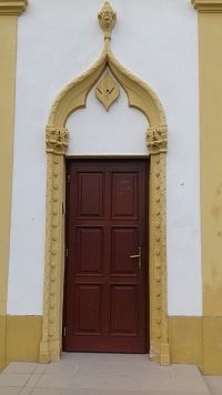 detail výzdoby nad dverami