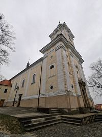 pohľad na kostol prichádzajúc od Horního náměstí
