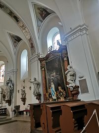 bočný oltár a sochy