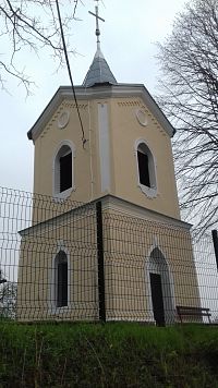 zvonica fotená od úzkej uličky vedúcej od kostola na cintorín