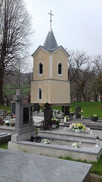 pohľad na zvoničku od hrobov