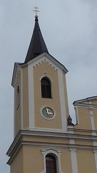 veža kostola umiestnená exentricky k ose kostola