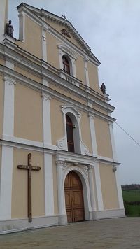 priečelie kostola s misijným krížom a dvoma sochami