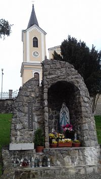 pekná Lurdská jaskynka Panny Márie v kopci pod kostolom
