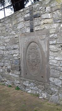 náhrobný kameň v múre za kostolom