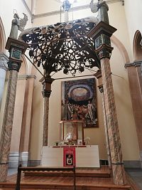 bočný oltár so soškou