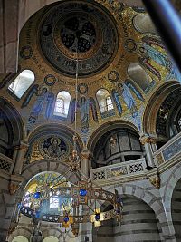 krásny secesný luster a kupola v kaplnke vyzdobená mozaikou