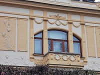 detail okna s balkónom vily