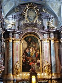 hlavný oltár s obrazom Svätej rodiny