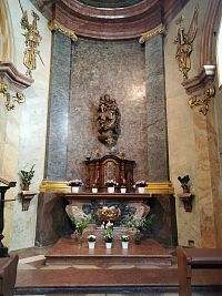 jeden z bočných oltárov