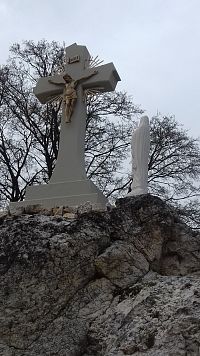 kríž a socha Panny Márie