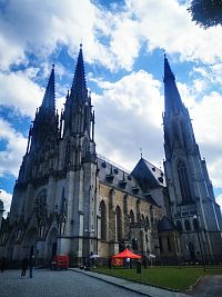 katedrála s troma vežami, najvyššia má 100,5 metra a je druhou najvyšou kostolnou vežou v ČR