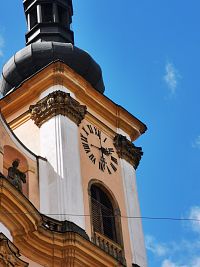 jedna z dvoch kostolných veží s hodinami
