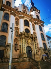 priečelie kostola s barokovou výzdobou