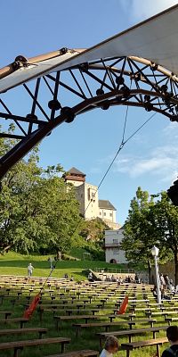 pohľad na Horný hrad z miesta kde býva v letných mesiacoch pódium a na ňom sa konávajú vystúpenia rôznych umelcov