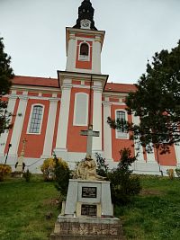 v strednej časti kostola je veža s hodinami