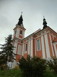 kostol s centrálnou vežou a malou vežičkou