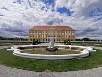 zámok Schloss Hof - pohľad od záhrad na zadnú časť zámku