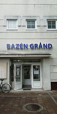 vstup do budovy s bazénom Grand