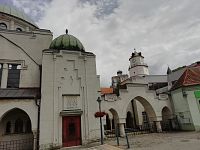 časť synagógy a v pozadí dve dominanty Trenčína- Trenčiansky hrad a Mestská veža