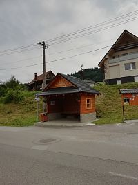 v obci nechýbajú ani drevené autobusové zastávky, ktorých je tu niekoľko