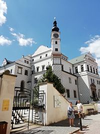 zámok a brána, ktorou sa vstupuje na val, opúšťame zámok