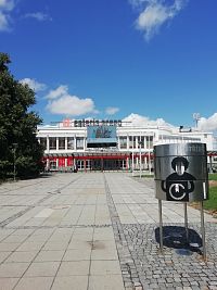 Pardubice - EE enteria arena, športový chodník slávy a socha hokejistu