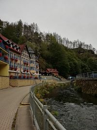 Kamenice a hotel Praha, príchod z centra obce