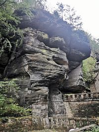 skaly pri Záhadnom - tajomnom dome, ktorý slúži dnes k ubytovávaniu