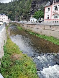 pohľad z mosta na tok rieky Kamenice pri našom príchode do Hřenska