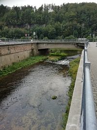 za mostom sa Kamenice vlieva do Labe