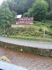 pohľad z hotela Praha cez rieku Kamenice na druhú stranu cesty