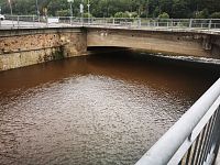 hladina počas nášho pobytu v Hřensku stúpala - za mostom sa Kamenice vlieva do Labe