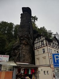 hotel "nalepený" na skale a stánok s oblečením