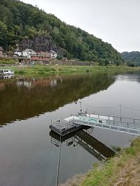 loďou sa dá dostať prívozom z Hřenska do obce Schona na nemeckej strane Labe