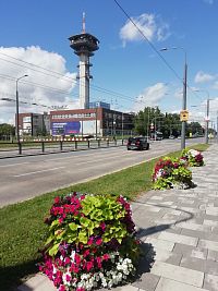 pohľad od budovy ČSOB na telekomunikačnú vežu