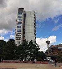 hotel Labe, telekomunikačná veža z miesta od zadnej časti OC Palác Pardubice