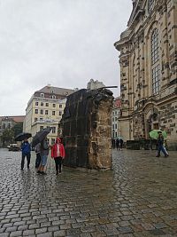 vedľa kostola sa nachádza časť steny, ktorá zostala po bombardovaní vo februári 1945