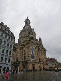 pohľad na kostol na námestí Neumarkt