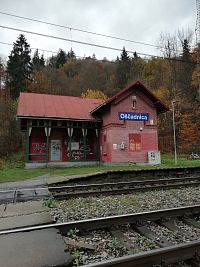 dve koľaje pred budovou železničnej stanice