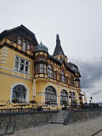 Ústí nad Labem - Větruše - hotel a jeho okolie s vyhliadkou na mesto