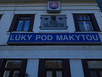 Lúky pod Makytou - budova železničnej stanice s pamätnou doskou