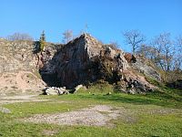 Mestečko - Mestecká skala s bývalým hrádkom, dnes ostatky kameňolomu