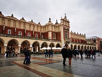 Poľsko - Krakov - Rynek Glowny - historická tržnica Sukiennice