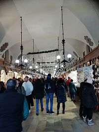 v tržnici, Sukenici - malé obchodíky so suvenýrmi po celej dĺžke o oboch stranách, zaujímavá klenba