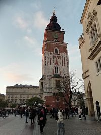 ďalšia dominanta námestia - radničná veža, v popredí časť Sukenice