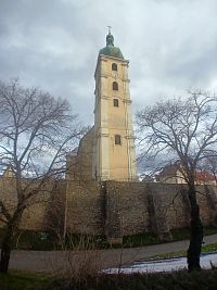 pohľad od zvonice na vežu kostola sv. Ladislava