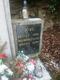 po obidvoch stranách sú mená padlých v rokoch 1939 - 1945 II