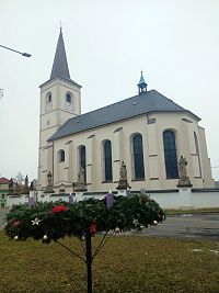 pohľad na kostol cez adventný veniec